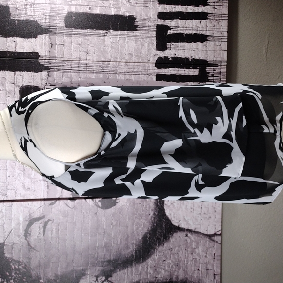 ❤️6 items for $25 Vince Camuto Black & White Floral Cold Shoulder Blouse EUC - Picture 3 of 6